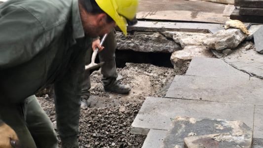 Reparan la peatonal Córdoba tras retirar el camión que provocó el hundimiento