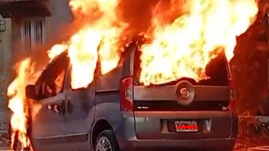 Se incendió su auto a minutos de estacionarlo: investigan las causas