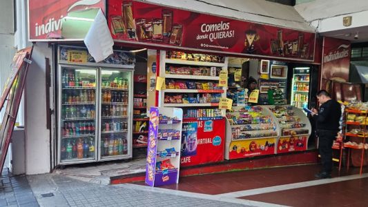 Violento robo en pleno centro: destrozaron un kiosco para llevarse cigarrillos, dinero y un celular