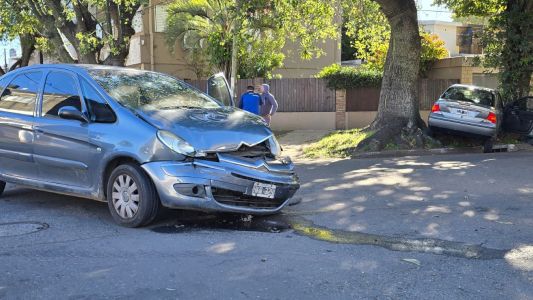 Fuerte siniestro vial: un auto terminó sobre la vereda tras el impacto