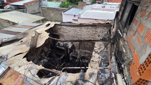 Voraz incendio en una vivienda de barrio La Cerámica