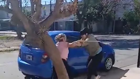 Escalada de violencia entre vecinas: terminó en una brutal pelea a escobazos