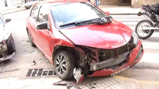 Fuerte choque entre dos autos: importantes daños materiales pero sin heridos