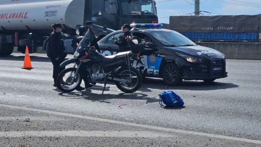 Grave accidente en Circunvalación: una motociclista herida tras chocar con un auto