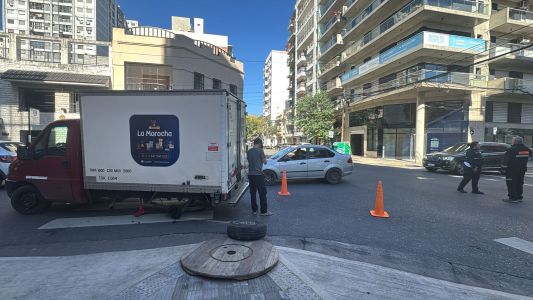 Una camioneta perdió una rueda y quedó varada en medio de la calle
