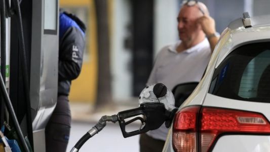 El Gobierno postergó el aumento del impuesto a los combustibles ante el impacto de la suba del petróleo