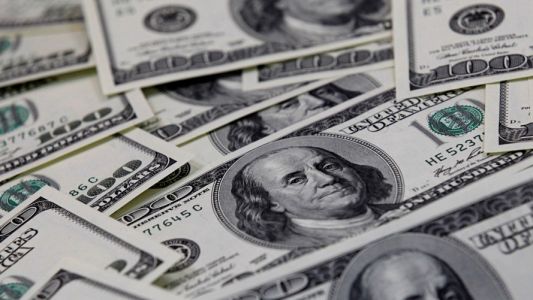 Dólar Blue cae a $1.390 y se ubica por debajo de los picos de 2025: ¿por qué bajó en seis meses?