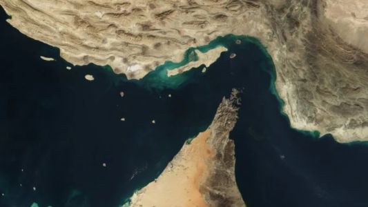 Irán amenaza con atacar a buques que se acerquen al estrecho de Ormuz