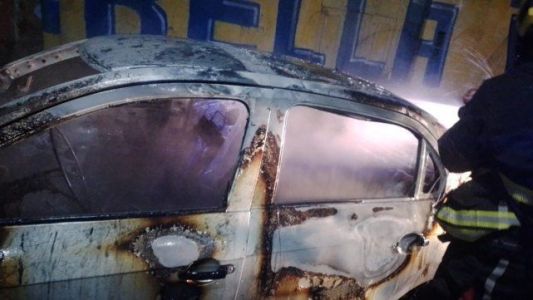 Un auto quedó destruido por el fuego en medio de la tormenta en zona oeste