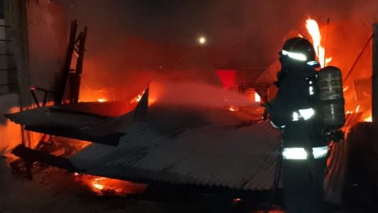 Tres incendios causaron pérdidas totales y daños en un supermercado de Rosario