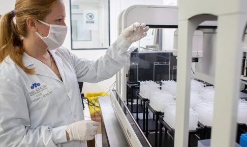 Farmacéuticos y bioquímicos obtienen un 30% de aumento salarial