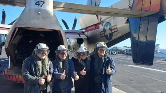 Milei viajó a Mar del Plata para fotografiarse en el portaaviones estadounidense USS Nimitz