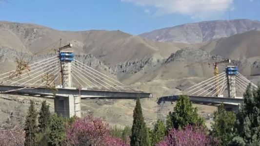 EE.UU. derrumbó el puente más grande de Irán: Trump pide un acuerdo "antes de que sea demasiado tarde"