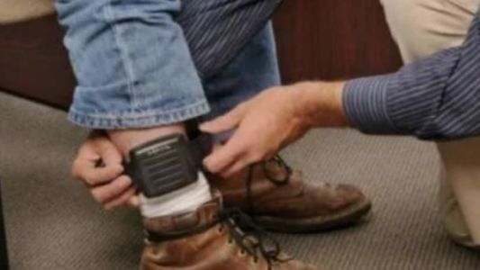 Tenía tobillera, huyó, se tiró al río y terminó detenido