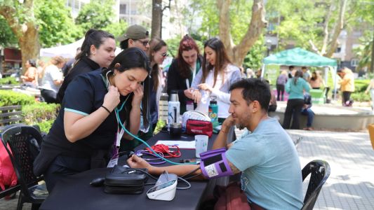 UNR en Acción: salud gratuita para vecinos y mascotas en la Plaza Montenegro