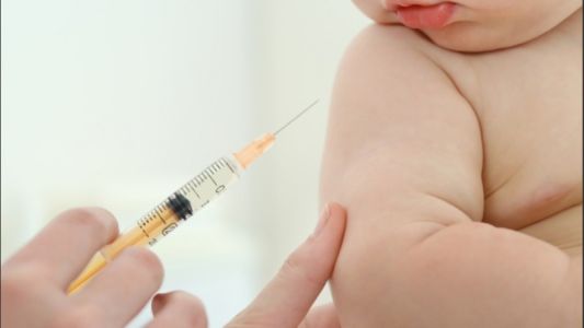 Fallo judicial en Rosario: ordenan la vacunación obligatoria de un recién nacido pese a la negativa de sus padres