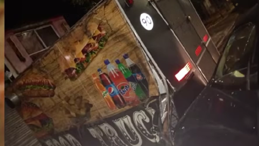 Iba con dos pasajeros y chocó contra un carrito de comidas