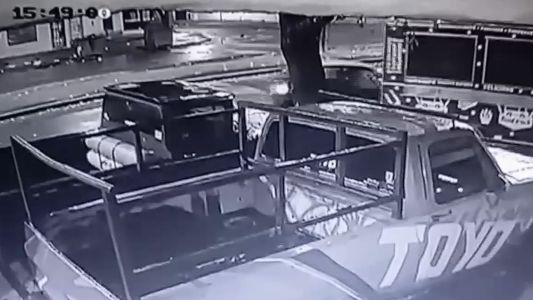 Una conductora de una app de viajes impactó contra un carrito de comidas en zona sur