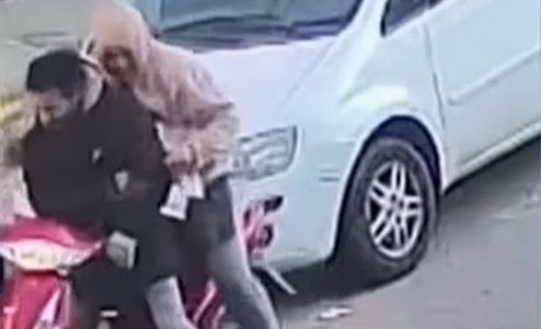 Dos delincuentes robaron las patentes de un auto en segundos y quedó grabado