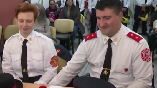 Una historia de amor nacida entre llamas: se casó una pareja de bomberos voluntarios
