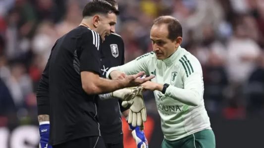 Preocupación por Emiliano “Dibu” Martínez: sufrió una fractura en un dedo de la mano derecha durante un partido en Europa