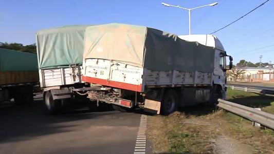 Doble siniestro vial en Circunvalación: una moto chocó contra un camión y otro transporte terminó incrustado en el guardarraíl