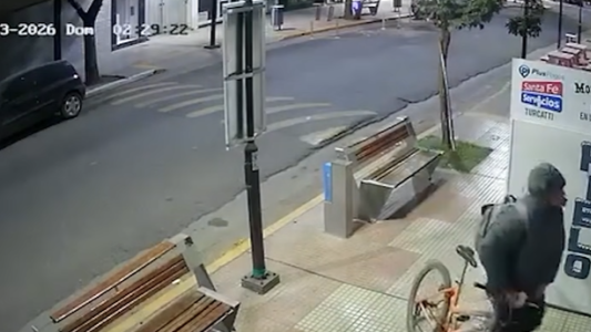 Se colgó, palanqueó la puerta y robó