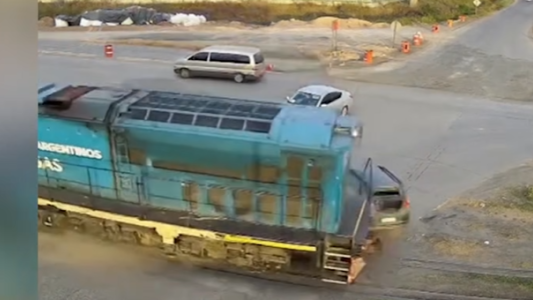 Imprudencia en el paso a nivel: un tren embistió a una camioneta en el límite entre Gálvez y Alvear