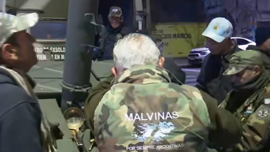 Veteranos de Malvinas reparten comida caliente a personas en situación de calle