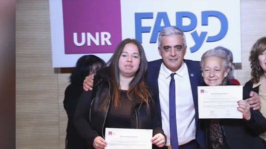 Madre e hija terminaron la secundaria juntas en la UNR