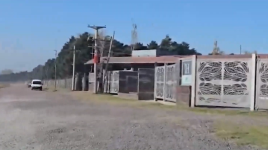Funes: arregló la ruta con su plata y ahora le exigen que la rompa