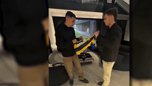 Un coleccionista leproso visitó a Ángel Di María y se llevó camisetas firmadas en su propia casa