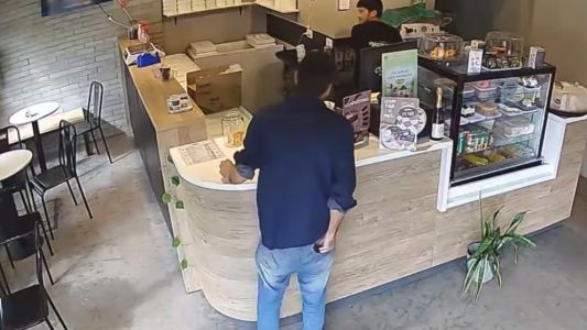 Entró a pedir ayuda en una heladería y volvió para robar