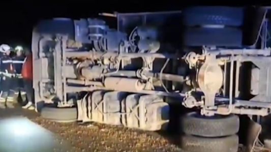 Un camión volcó en la autopista a Córdoba: tránsito reducido a la altura de Armstrong