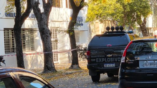 Fuerte operativo en Rosario: investigan un supuesto material explosivo hallado en una encomienda en una clínica