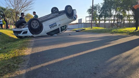 Perdió el control después de un choque y volcó