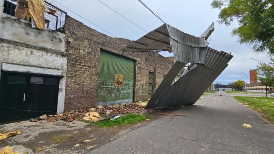 El fuerte temporal arrancó el techo de una vivienda y quedó suspendido sobre cables