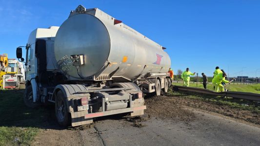 Despiste de un camión en Ruta 10 y corte total del tránsito