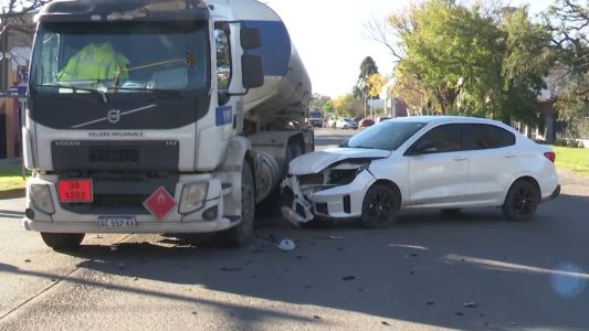 Siniestro vial en Ruta 9: un auto chocó contra un camión de combustible