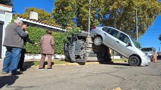 Confundió el pedal del freno con el acelerador y chocó contra una camioneta estacionada