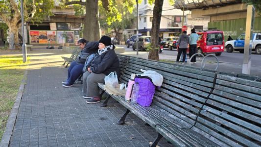 Perdieron sus trabajos y desde hace un mes viven en una plaza con su hijo y su mascota