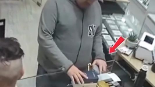 Fingió ser un cliente, distrajo al vendedor y robó un celular en segundos