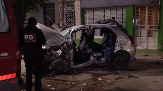 Perdió el control, chocó contra el frente de una vivienda y murió horas después