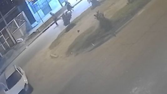 Chocó a dos jóvenes y huyó sin asistirlos: el reclamo de justicia a un mes del siniestro