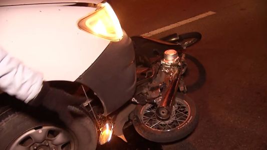 Fuerte choque en Circunvalación y Uriburu: murió un motociclista tras chocar contra un camión