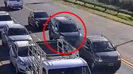 Brutal choque en Funes: embistió a un motociclista, escapó y lo encontraron gracias a las cámaras