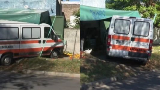 Una combi chocó y terminó impactando contra el frente de una verdulería