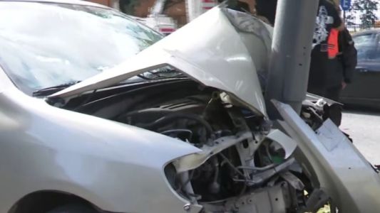 Una mujer se descompensó y chocó contra una columna