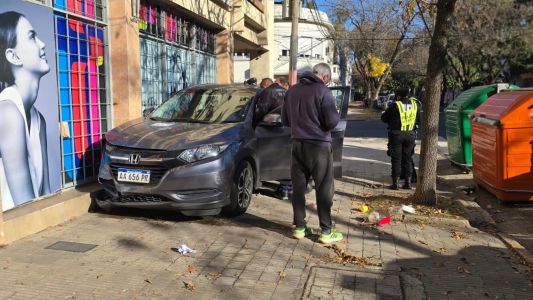 Choque entre dos autos: ambos vehículos terminaron sobre la vereda