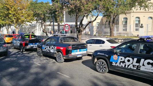 Gran operativo policial en una escuela de zona sur por un alumno que llevó una réplica de arma de fuego